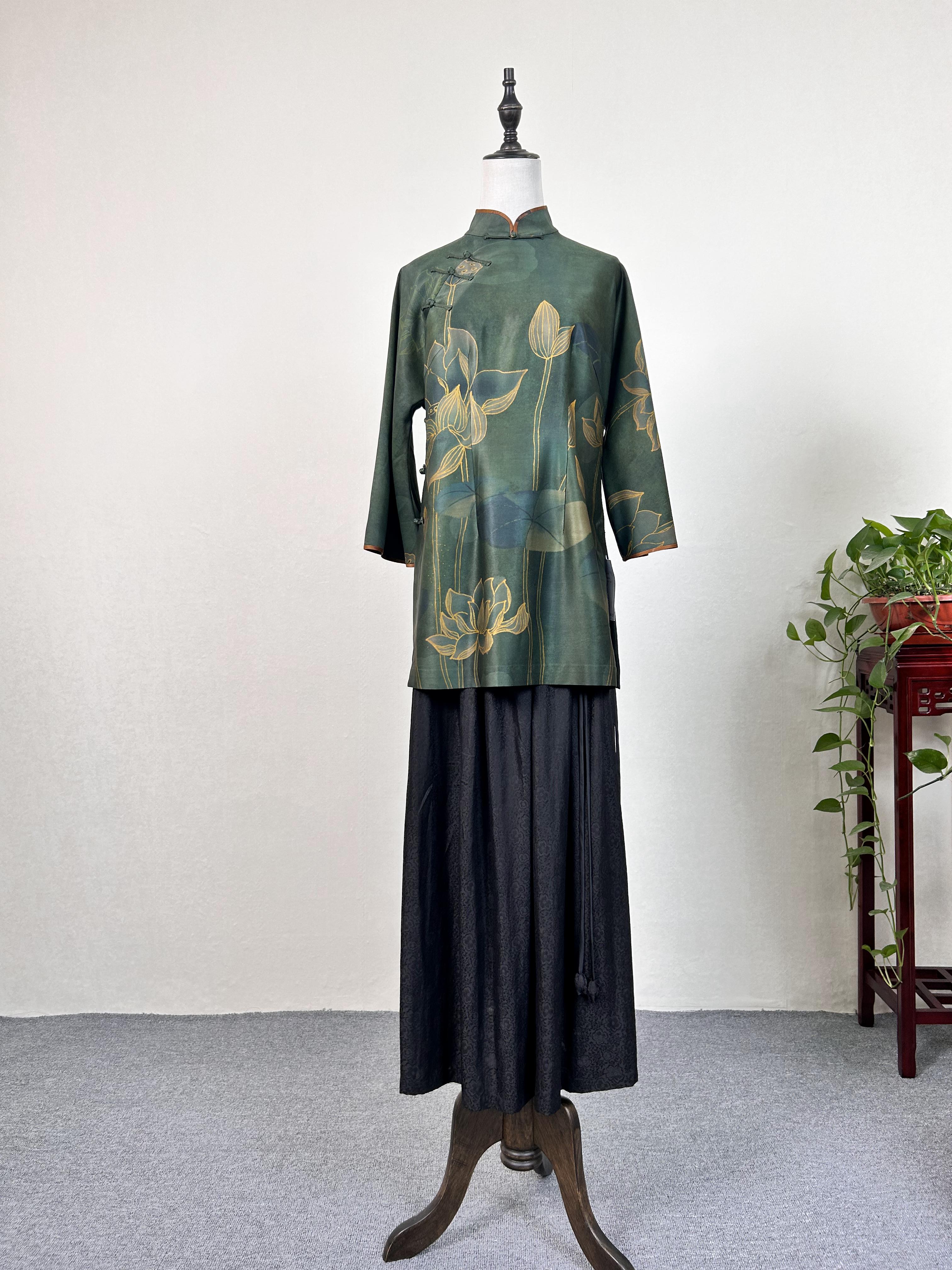 Fang Lu Guofeng Xiangyun Saao wears a top